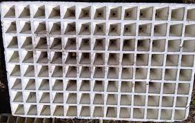 BANDEJA CORCHO BLANCO CON 104 ALVEOLOS USADA