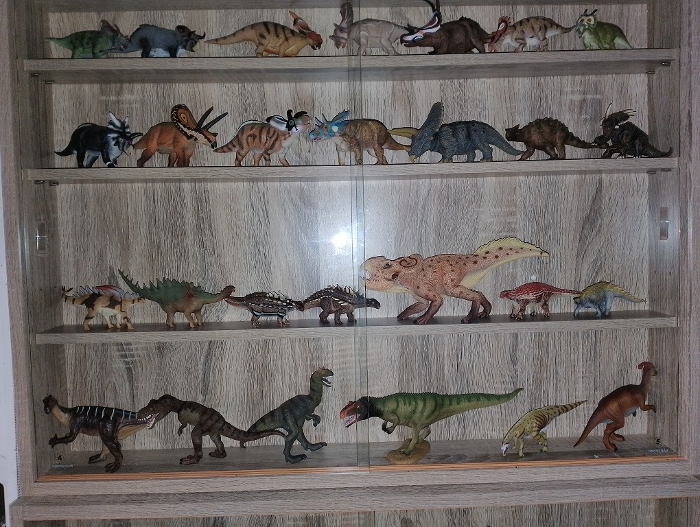 Colección de Dinosaurios de excelente calidad de la reconocida Marca CollectA + 4 Expositores Vitrinas Cristal + 1 Enciclopedia