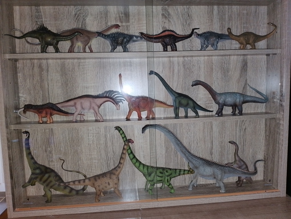 Colección de Dinosaurios de excelente calidad de la reconocida Marca CollectA + 4 Expositores Vitrinas Cristal + 1 Enciclopedia - Image 4