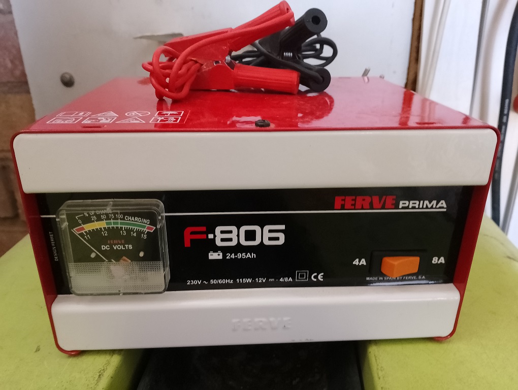 Cargador automático y mantenedor - Intensidad: 4 - 8 A. Tensión: 12 V